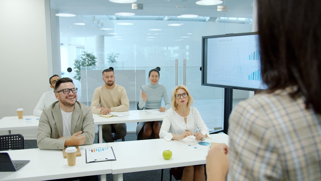 avatar de IA para vídeo corporativo apresentando treinamento em tela